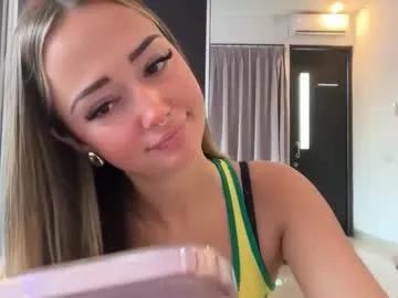 Freechat luvlivvyy on Chaturbate